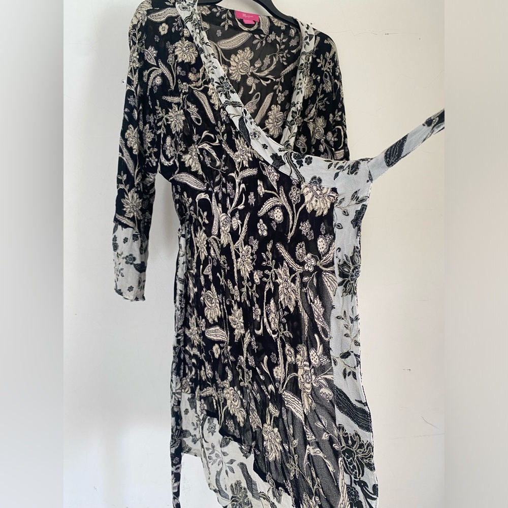 Vintage & So GLAM- Check Out Gorgeously Patterned & Embroidered Robe - Picture 2 of 12